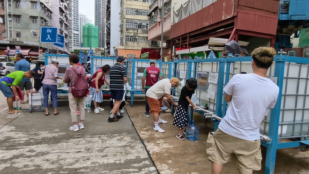 居民需到水務署水箱排隊「撲水」,非常狼狽。黃文威攝 居民需到水務署水箱排隊「撲水」,非常狼狽。黃文威攝