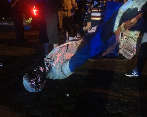 有人把雕像拉走，周圍的人歡呼喝采。AP