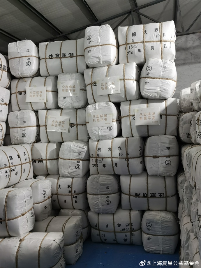 Angelababy捐出大量棉大衣。