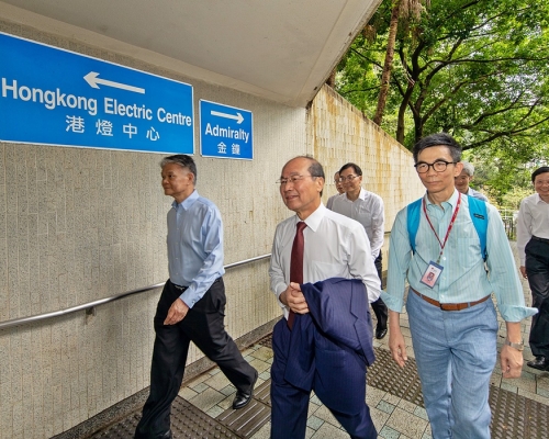 尹志田（左二）相約一眾在總部上班的管理層同事大清早步行回半山堅尼地道的辦公室。