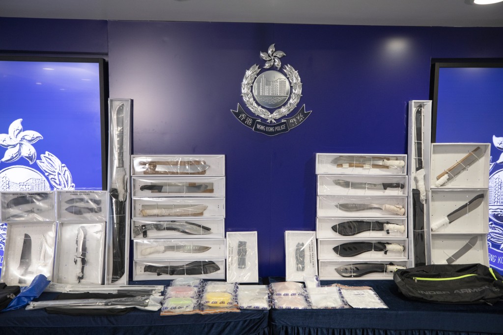 警方檢獲17把刀、4把匕首、7支伸縮棍、2支電槍及8部手提電話。