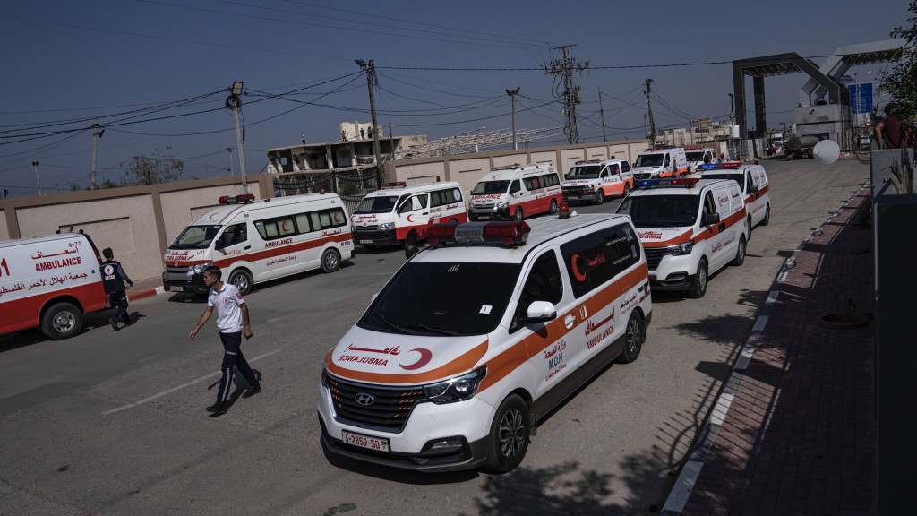 救護車隊經拉法口岸開往埃及。 美聯社
