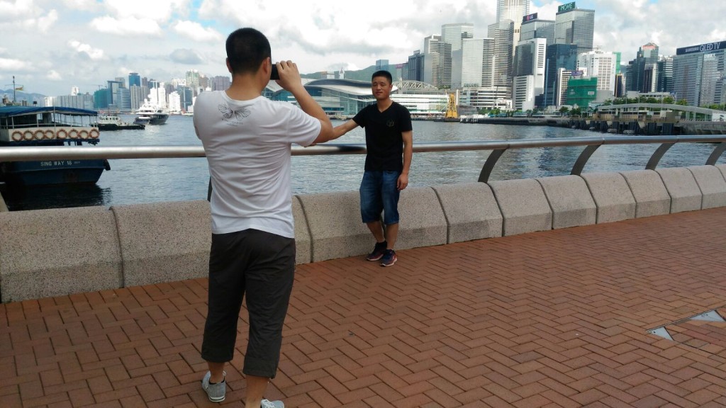 相信是艦上海軍的男子與維港景色合照。