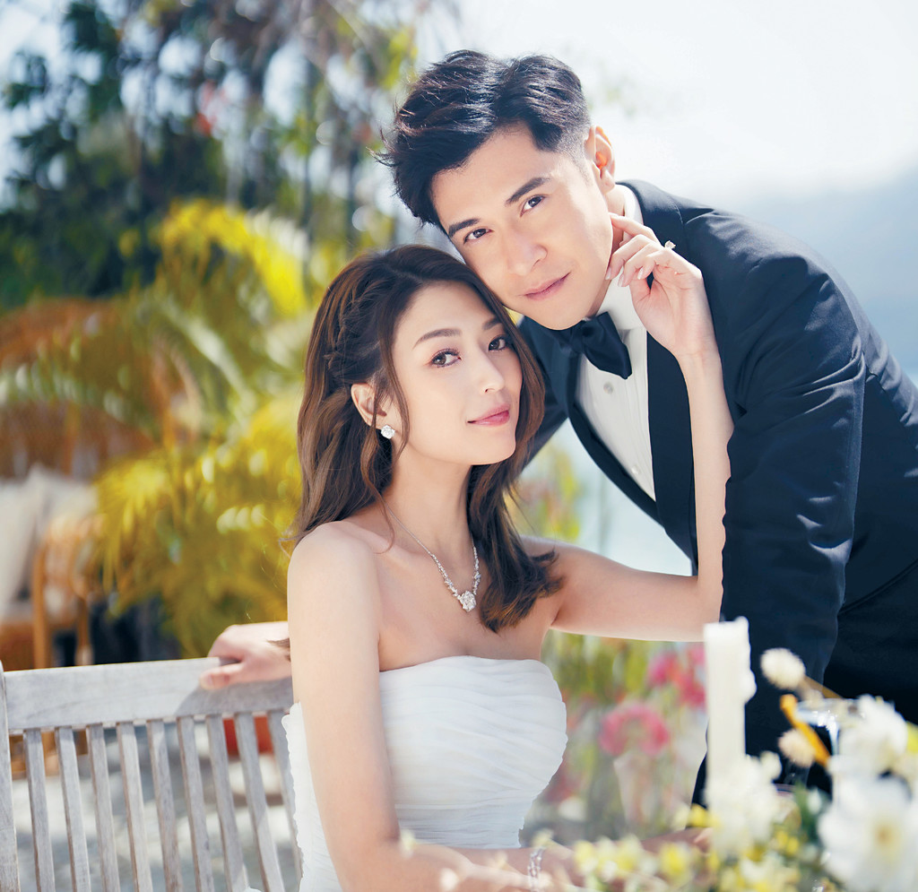 ■Shiga左手無名指的婚戒好閃。 ■Shiga左手無名指的婚戒好閃。