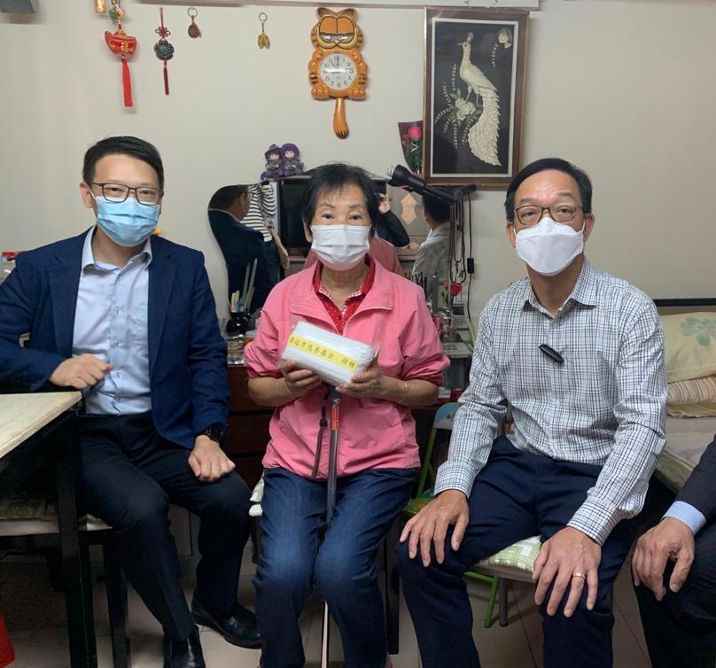劉業強(右)在元朗民政事務專員袁嘉諾(左)陪同下,聯同博愛醫院的代表,到元朗大旗嶺村探訪長者和派發口罩等抗疫物資。 政府圖片