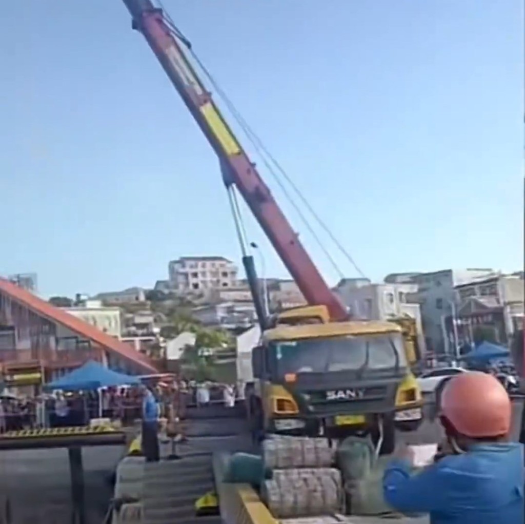 肇事車輛由吊臂打撈上岸。微博@百姓關注 肇事車輛由吊臂打撈上岸。微博@百姓關注