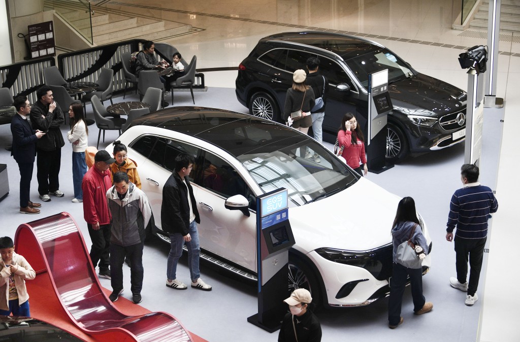 「一換一」計劃下,車主取消燃油車登記,改買50萬元以下新電動車,首次登記稅寬減上限17.25萬元。 「一換一」計劃下,車主取消燃油車登記,改買50萬元以下新電動車,首次登記稅寬減上限17.25萬元。
