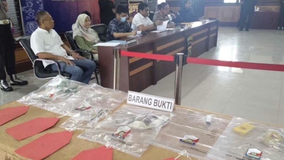 印尼警方展示涉案證物。