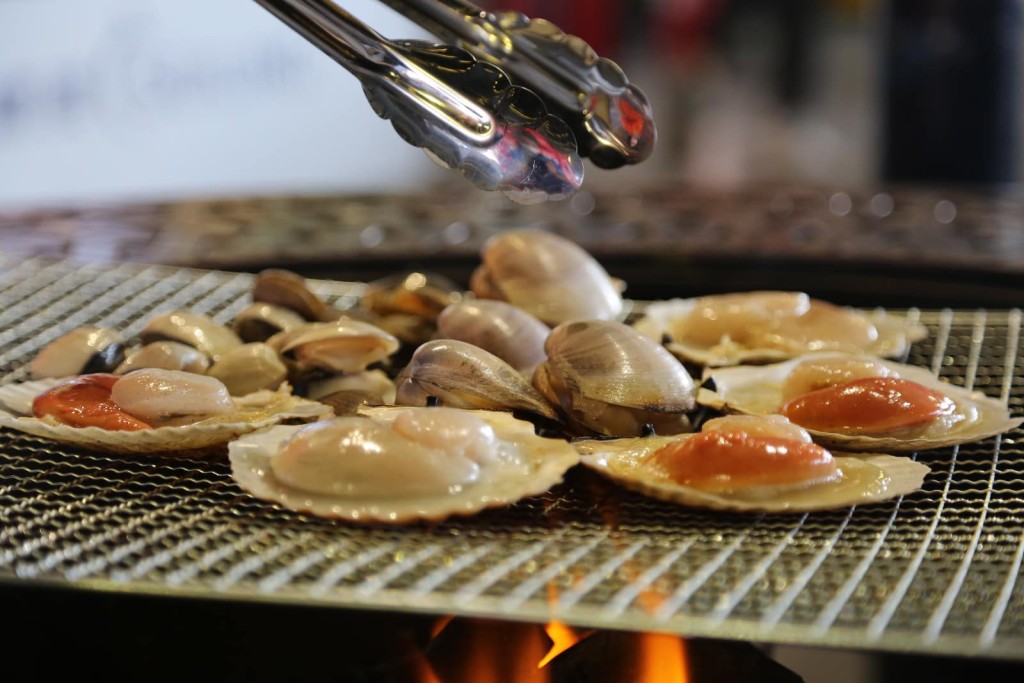 同樣供應任食燒烤套餐，有超過50款食物，當中有不少都是自家醃製，包括蝦醬雞翼、蒜蓉牛扒、香茅豬頸肉等等。