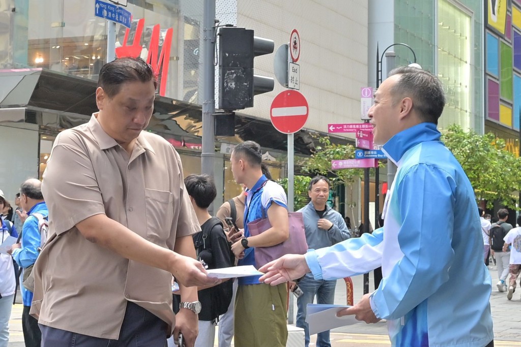 為呼籲市民12月7日踴躍投票，懲教人員兵分兩路去到屯門及荃灣區派發宣傳單張。