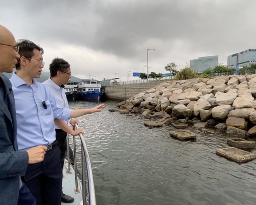 黃錦星早前與土木工程署署長劉俊傑工程師(右)及其同事視察馬料水生態海岸線試點。 政府提供