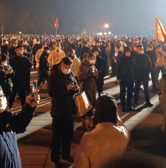 大批民众在毛泽东广场上聚集，现场红旗招展。