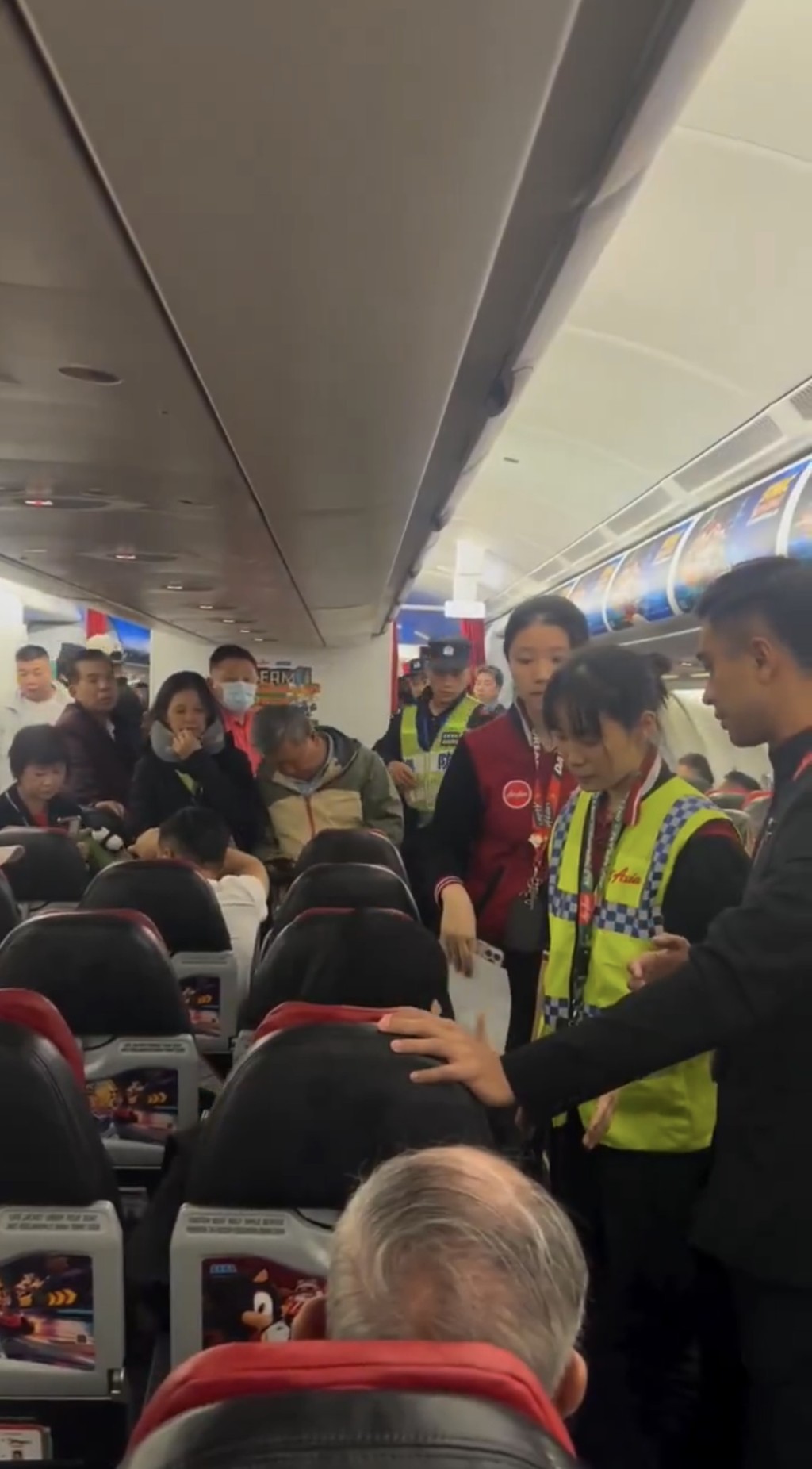 一名女子在飞机座位上表现激动