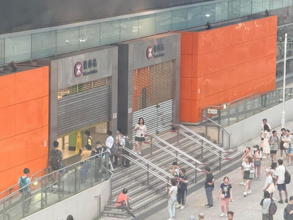 寶琳站亦落下鐵閘。網上圖片 寶琳站亦落下鐵閘。網上圖片