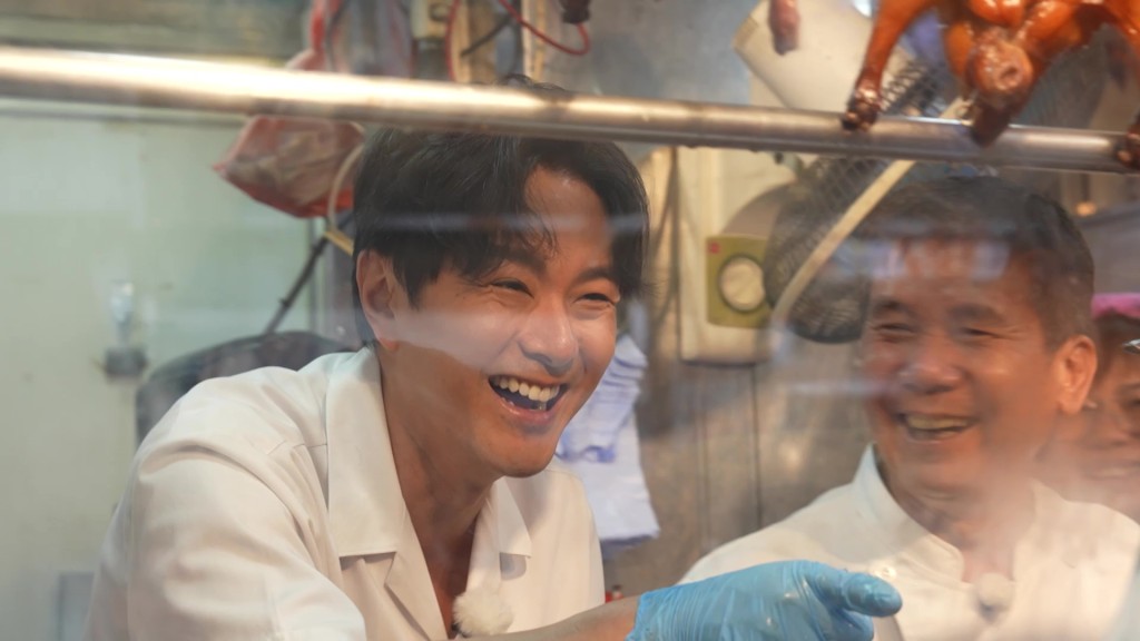  蕭正楠遇到媽媽的老朋友 搞笑地說：好彩你無追我阿媽姐 如果唔係你就 係我阿爸嚟！