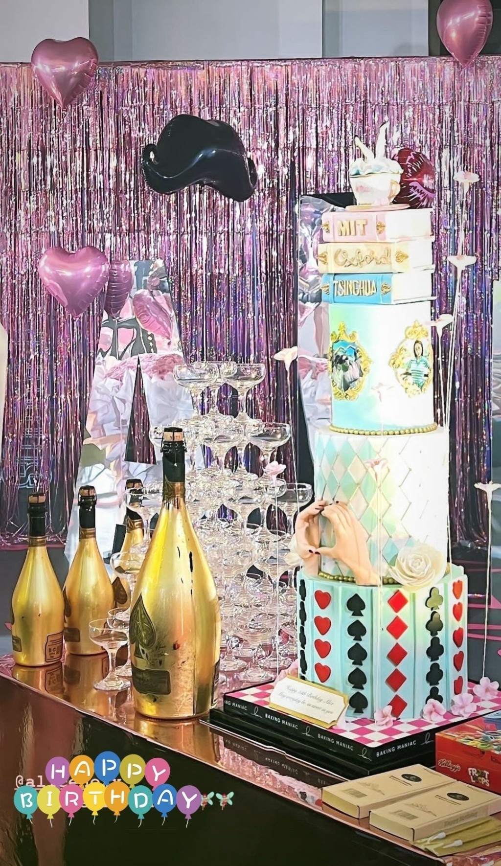 何超欣的生日派对有四层高的蛋糕，上面还有超欣的照片。