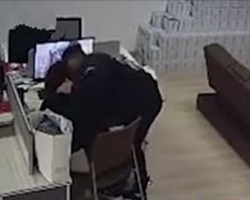 男子借送外賣的機會,在辦公室對女子進行猥褻。(澎湃新聞)
