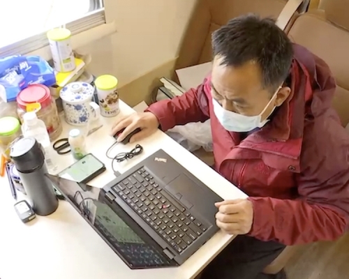 李海建將車停在與院區一街之隔的馬路邊，吃、住、辦公全在車上。(網圖)