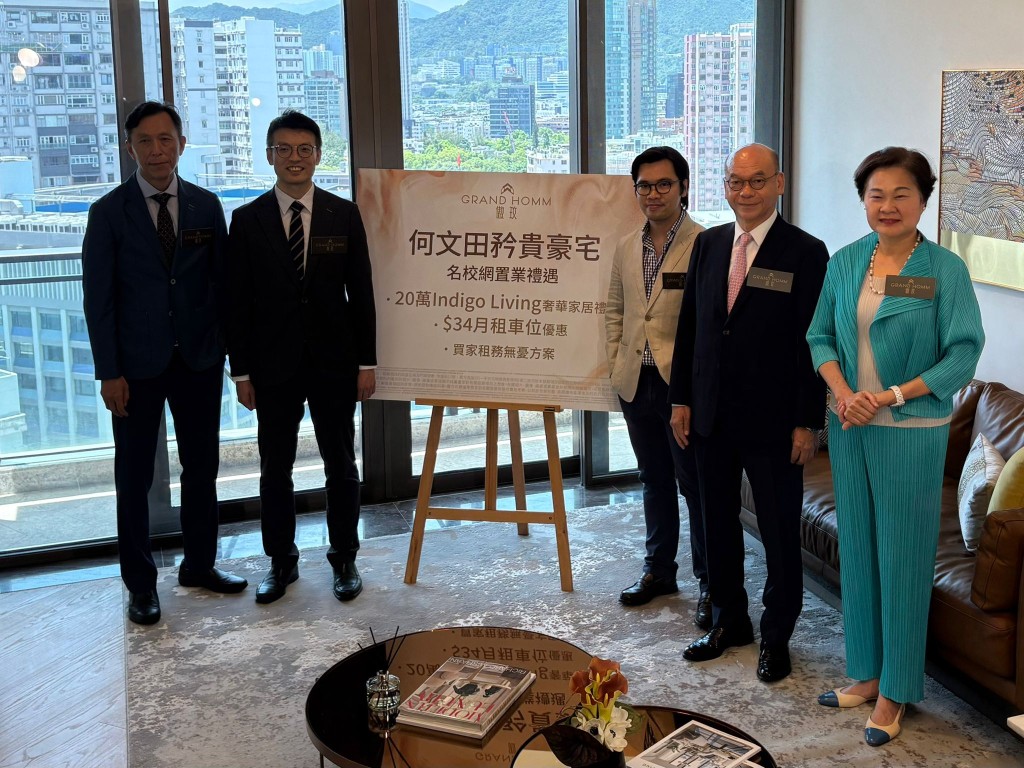 仲量聯行資深董事李遠峰表示,將為項目買家提供置業優惠,包括20萬元家具禮券、34元月租車位優惠,及首年免費租務管理服務,價值共約28萬元。 仲量聯行資深董事李遠峰表示,將為項目買家提供置業優惠,包括20萬元家具禮券、34元月租車位優惠,及首年免費租務管理服務,價值共約28萬元。