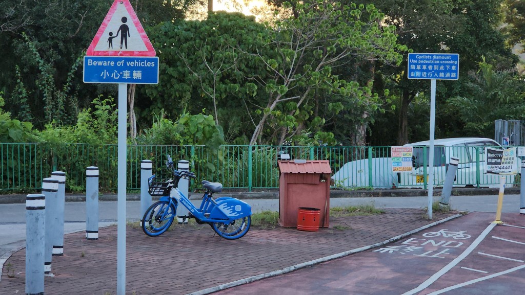 現場有其他共享單車停泊橋面及周邊。 現場有其他共享單車停泊橋面及周邊。