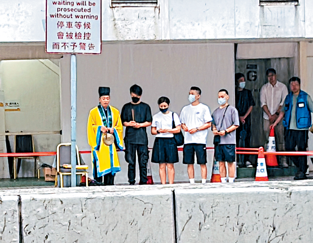 警方封鎖現場1條行車線讓家屬進行路祭。
