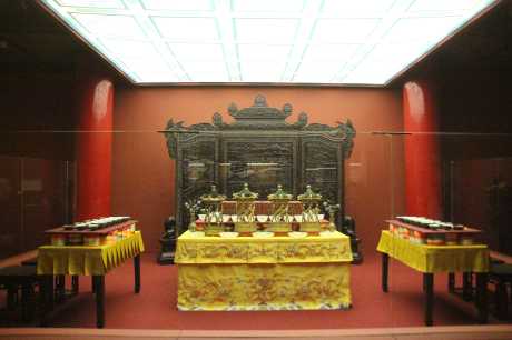 故宮博物院展出近900件文物。