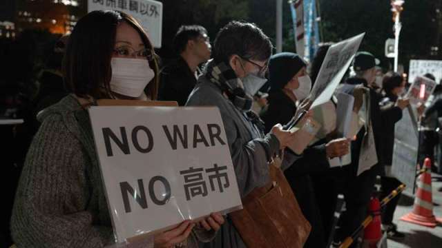 抗議者齊聲呼喊「反對戰爭」、要求高市下台。新華社