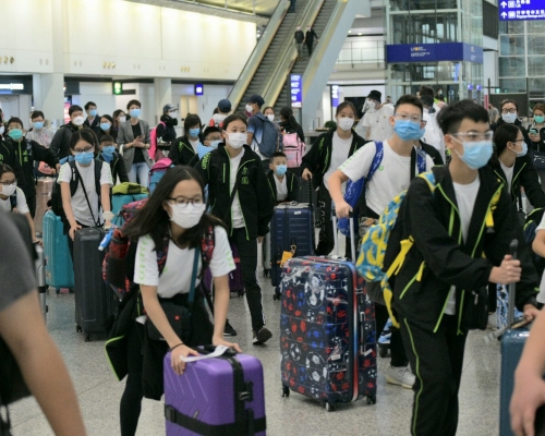 大批旅客、學生海外回港。