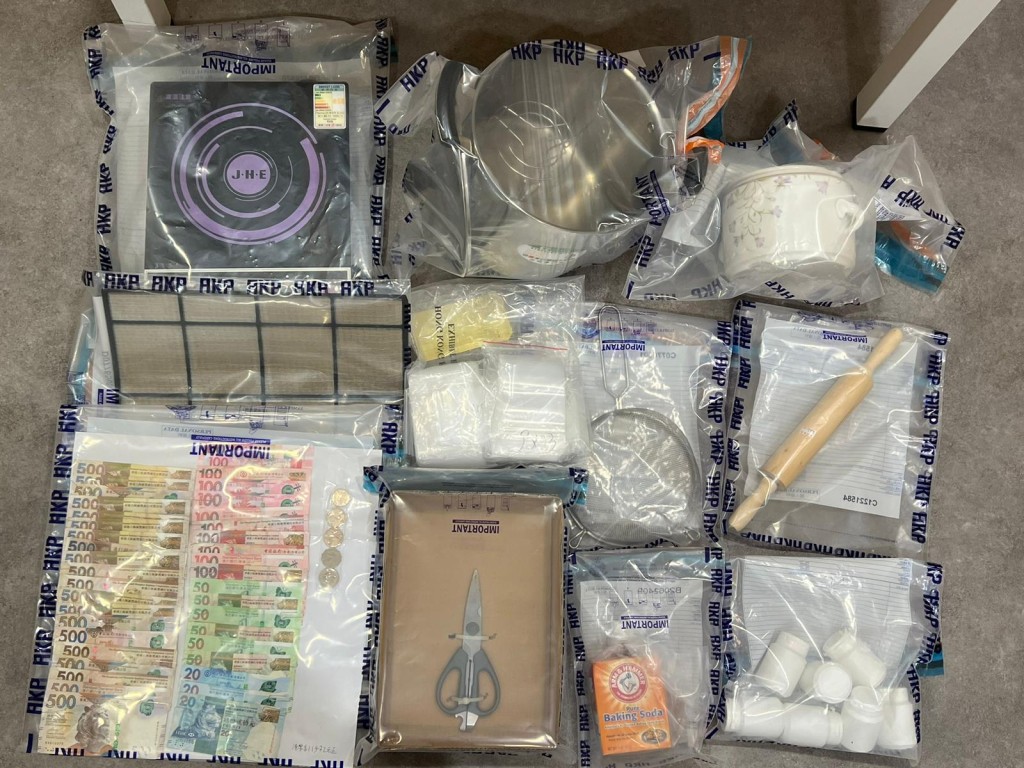 警方行動中起出巿值約96萬元霹靂可卡因，以及一批包裝工具與現金。(警方圖片)
