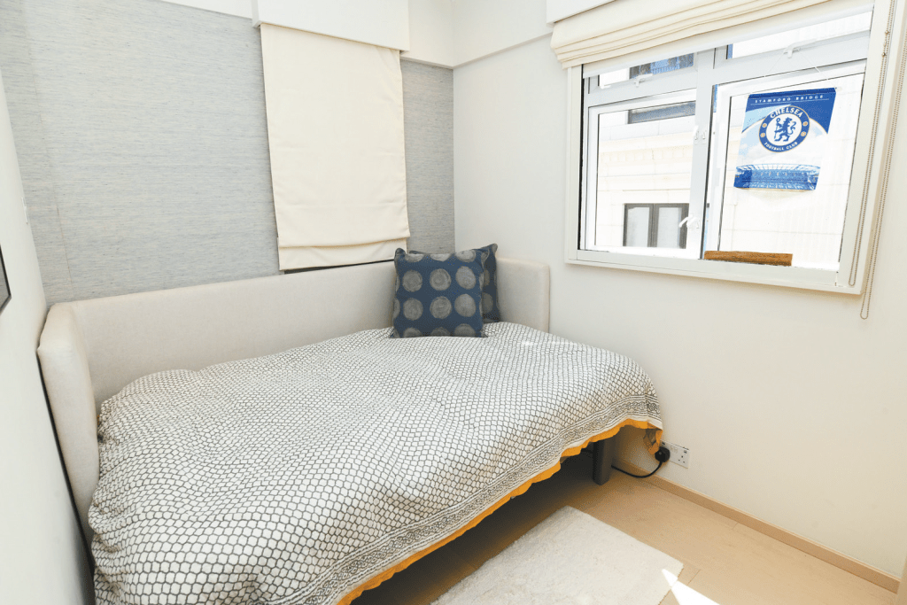 睡房大牀3邊特設護欄，打造出舒適睡眠環境。