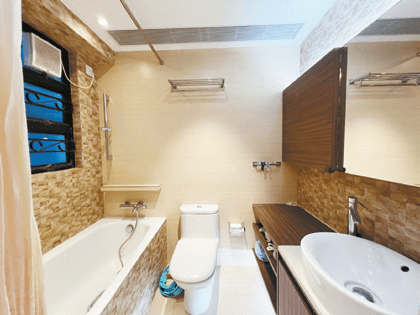 主人房浴室设有浴缸，可满足住户浸浴需要。