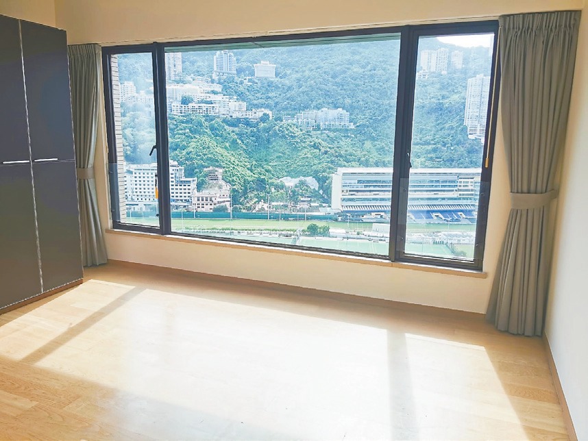 房间配有近地玻璃窗，可引景入室。