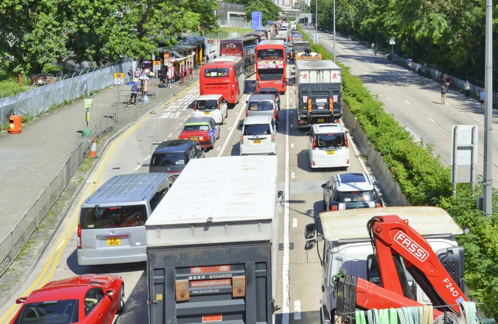 市民就算乘坐私家車都要注意消毒。資料圖片