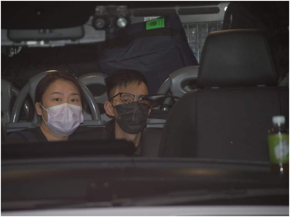 男事主在警車上協助調查。