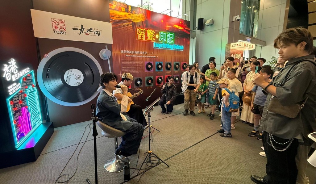 廉署特別安排年青樂手作無伴奏合唱(A Cappella)及Busking(街頭表演)，以歌傳「誠」。