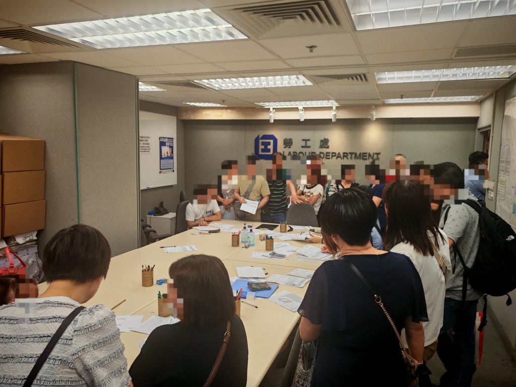 飲食業職工總會今日聯同 50 位員工到勞工處落案。飲食業職工總會提供 飲食業職工總會今日聯同 50 位員工到勞工處落案。飲食業職工總會提供
