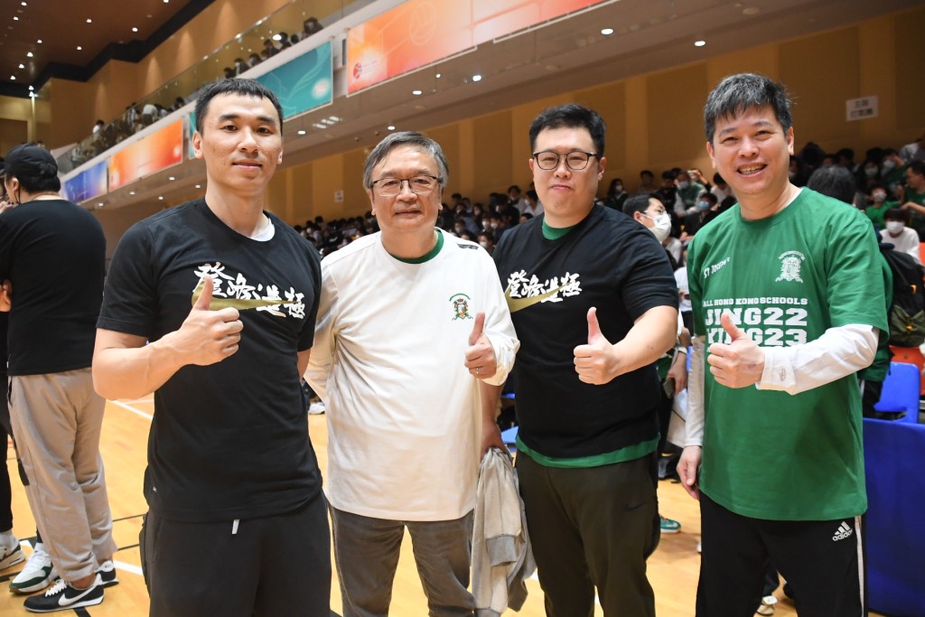 赵蕸雄教练(左起)及前校长程景坡合照。 本报记者摄