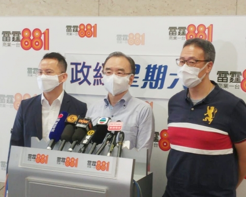張勇邦(中)指,小學復課關注點在於需考升中呈分試的小五學生。
