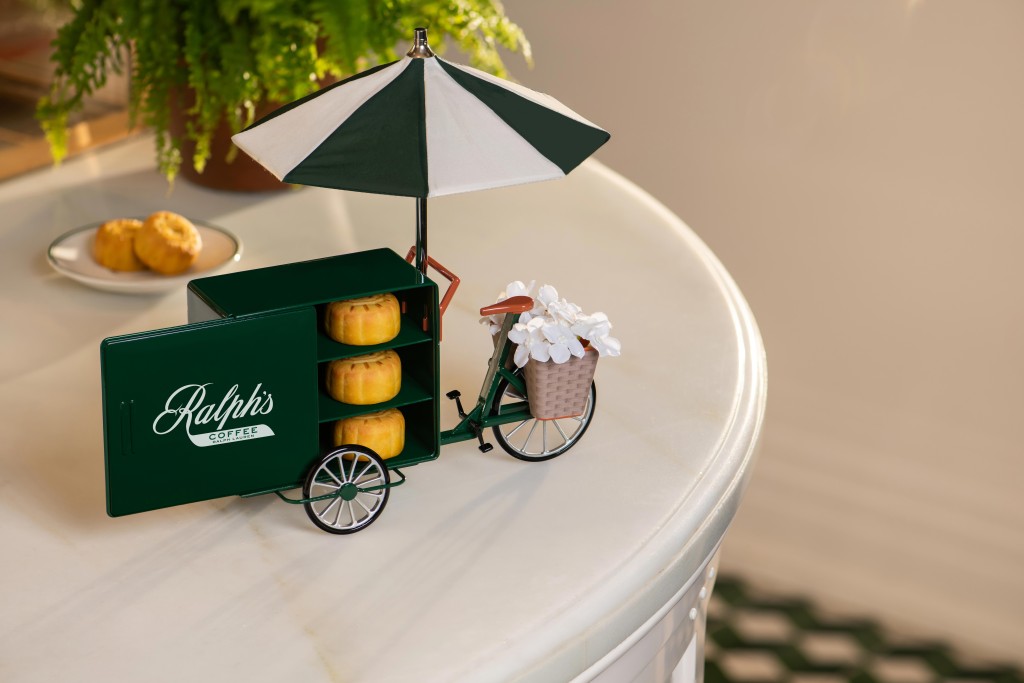 Ralph's Coffee月饼礼盒取材品牌咖啡店经典的咖啡三轮车。