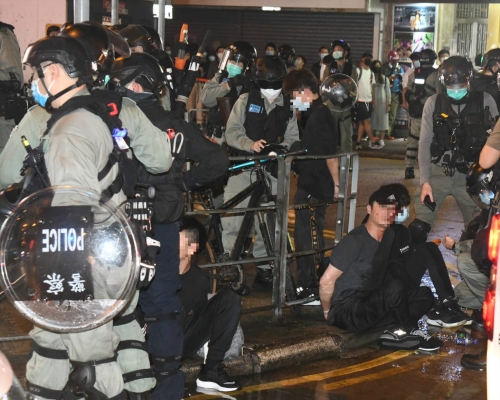 警方制服多人