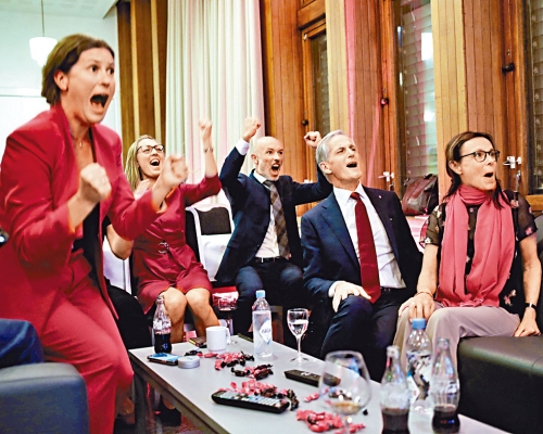 挪威工黨黨魁斯托爾（右二）周一看到票站調查結果後喜形於色。