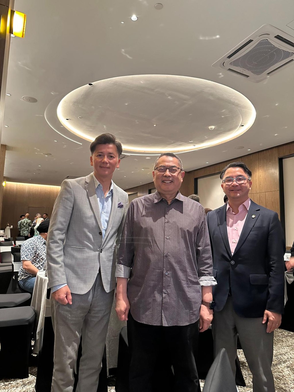 许绍鼎（左）及严永铮（右）与马来西亚首席法官Wan Ahmad Farid bin Wan Salleh（中）合照。大律师公会提供