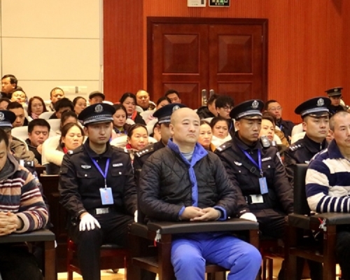 張天明在被告席上。網上圖片