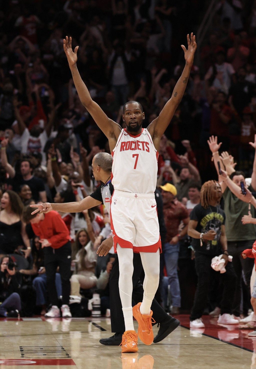 杜兰特生涯总得分达到32,294分，成功超越米高佐敦。路透社