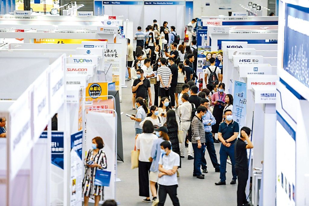 近年大灣區與香港均見人才短缺問題，圖為四月在深圳舉行的中國國際人才交流大會。