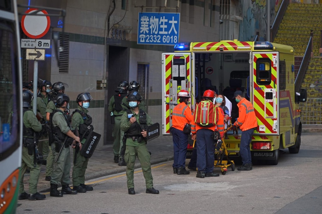 一人被送上救護車。