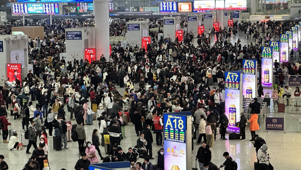 節日期間的深圳高鐵站。