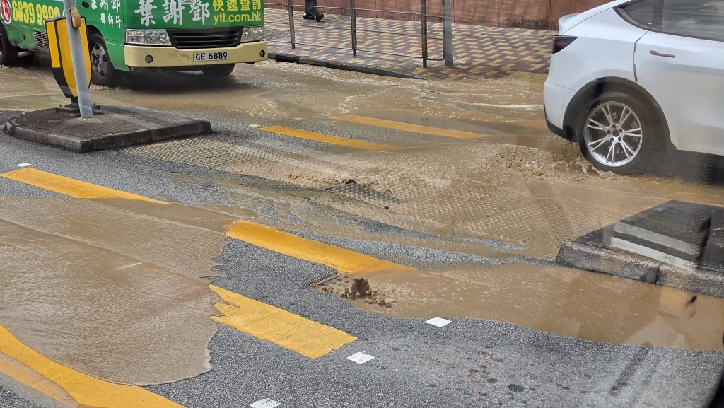 黃泥水湧出路面。FB:ChunHung Li @慈雲山資訊交流 黃泥水湧出路面。FB:ChunHung Li @慈雲山資訊交流