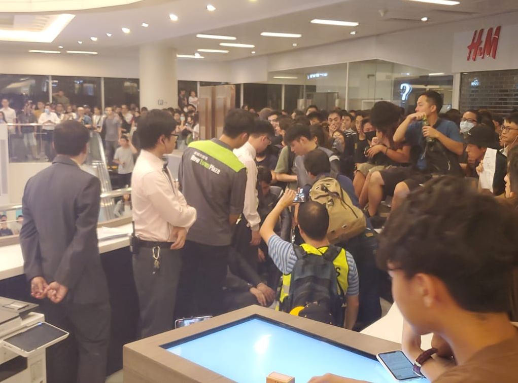 服務台多名職員先後感到不適。