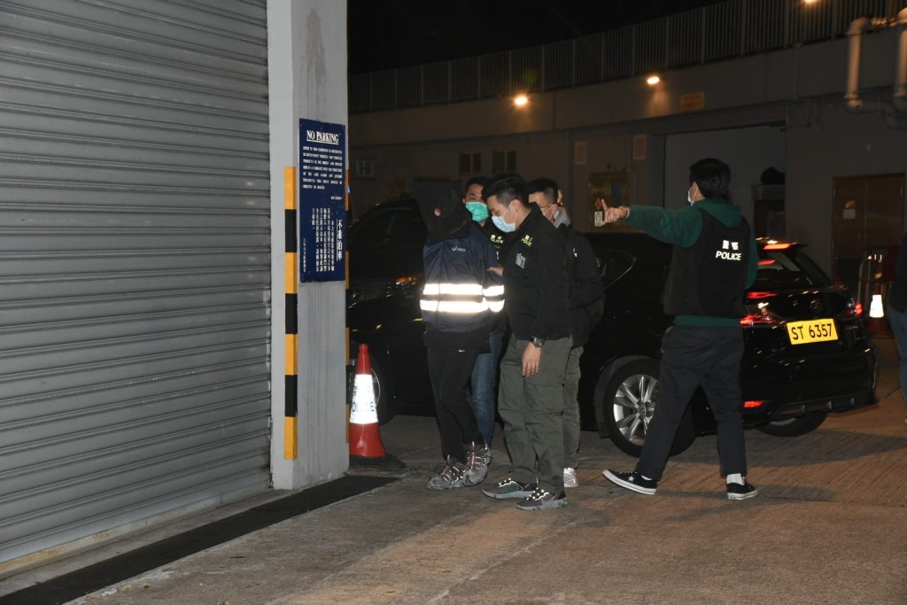 張男被捕。